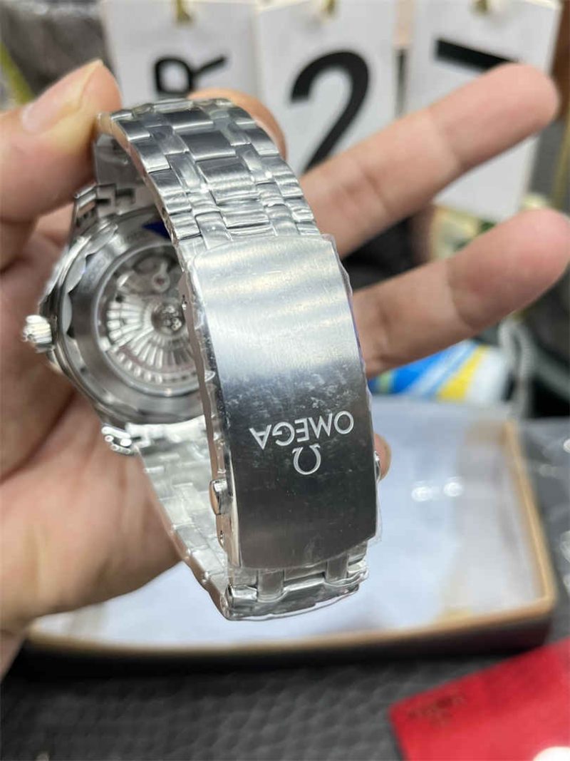 Omega Seamaster Diver 300M 210.30.42.20.04.001 42mm VS Factory Replica - Image 2