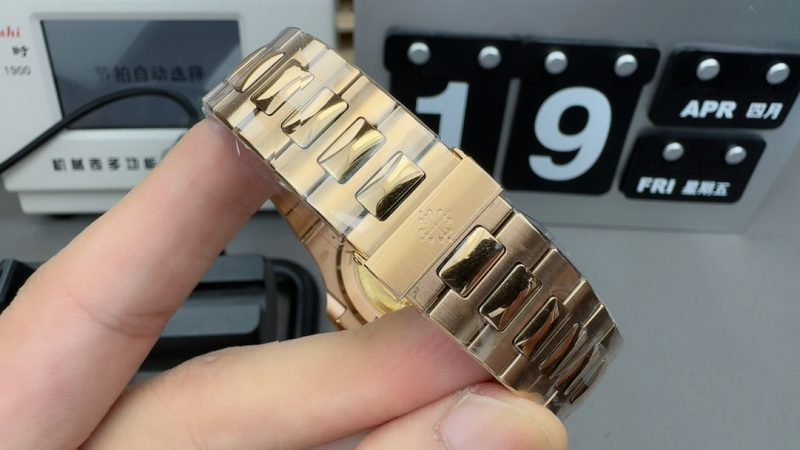 Patek Philippe Nautilus 5711/1R Rose Gold Replica – 3K Factory Champagne Dial - Image 2