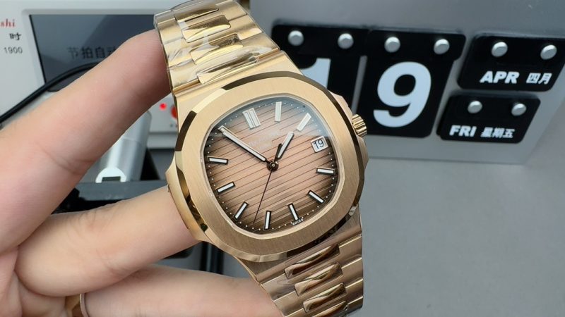 Patek Philippe Nautilus 5711/1R Rose Gold Replica – 3K Factory Champagne Dial - Image 3