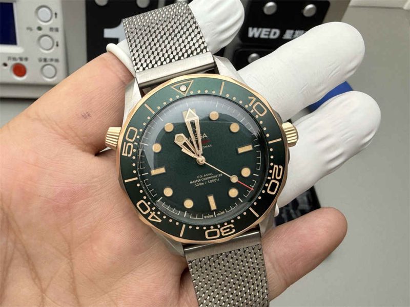 Omega Seamaster Diver 300M Green Titanium 42mm 1:1 Replica Watch - Image 3