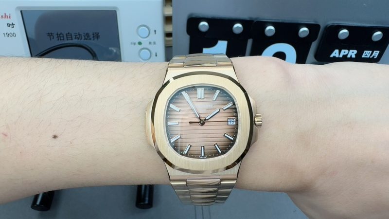 Patek Philippe Nautilus 5711/1R Rose Gold Replica – 3K Factory Champagne Dial - Image 4