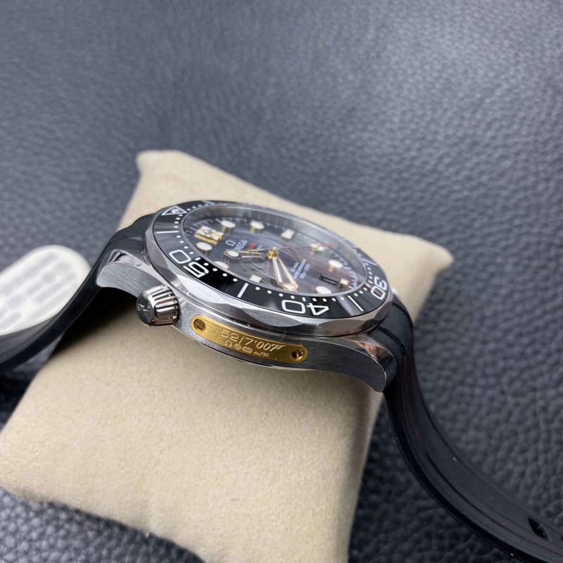 Omega Seamaster Diver 300M 007 Edition 42mm 1:1 Replica Diver Watch - Image 4