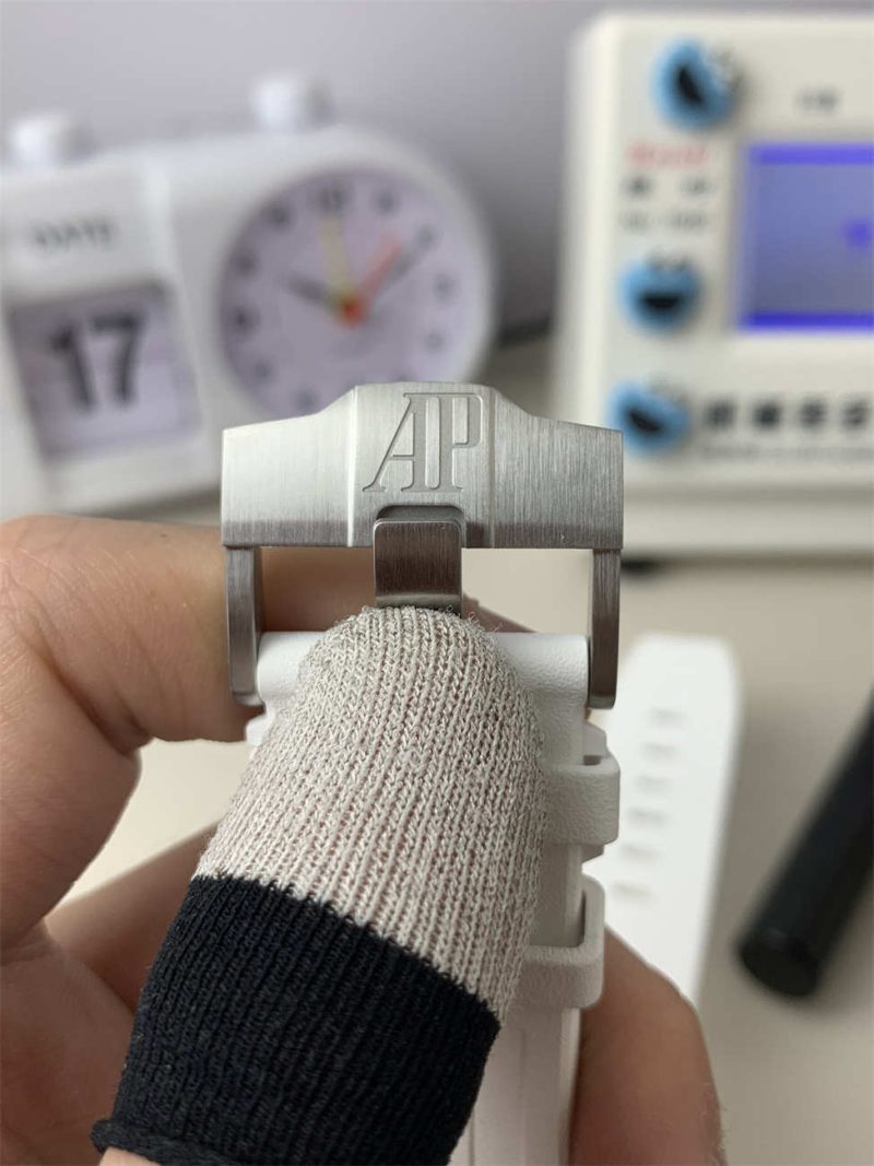 Audemars Piguet Royal Oak Offshore Diver 42mm 15710ST White Dial 1:1 Replica by APS Royal Oak Offshore Diver 42mm 15710ST.OO.A010CA.01 - Image 6