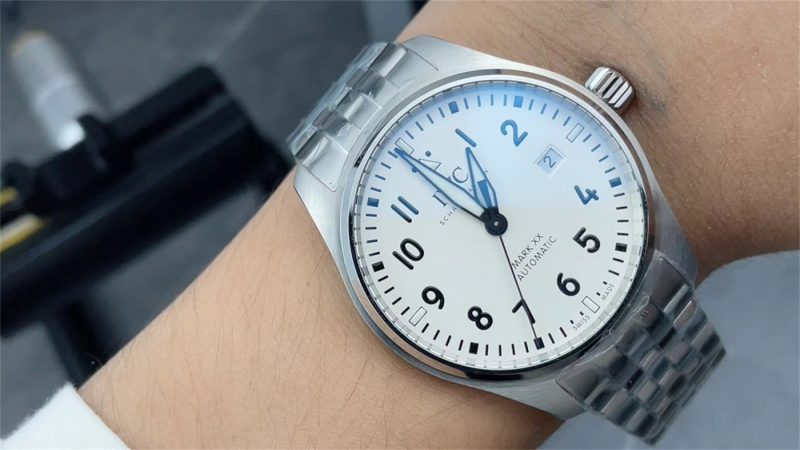 V7 Mark 20 IWC Pilot’s Watch Mark XX IW328208 1:1 Replica on Bracelet - Image 7