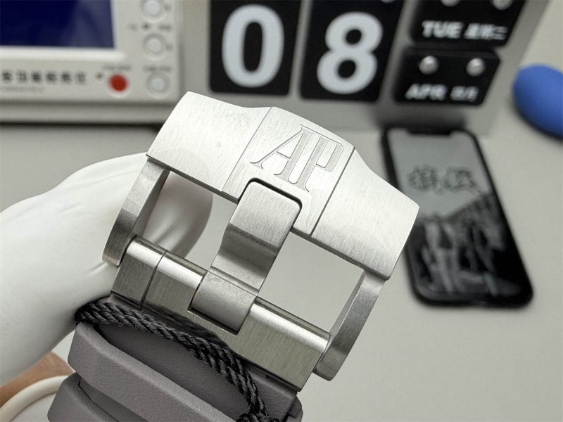 Audemars Piguet Royal Oak Offshore Diver 15720ST 42mm 1:1 Replica Watch - Image 9