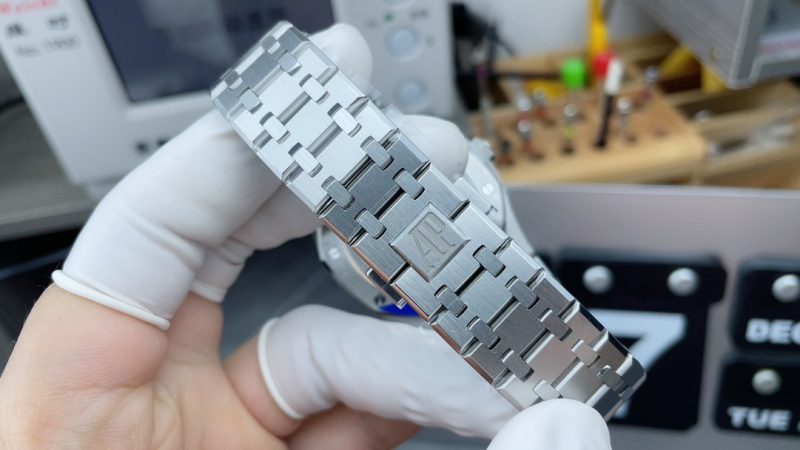 Audemars Piguet Royal Oak 15510ST.OO.1320ST.01 Blue 41 mm 1:1 Replica Watch - Image 9