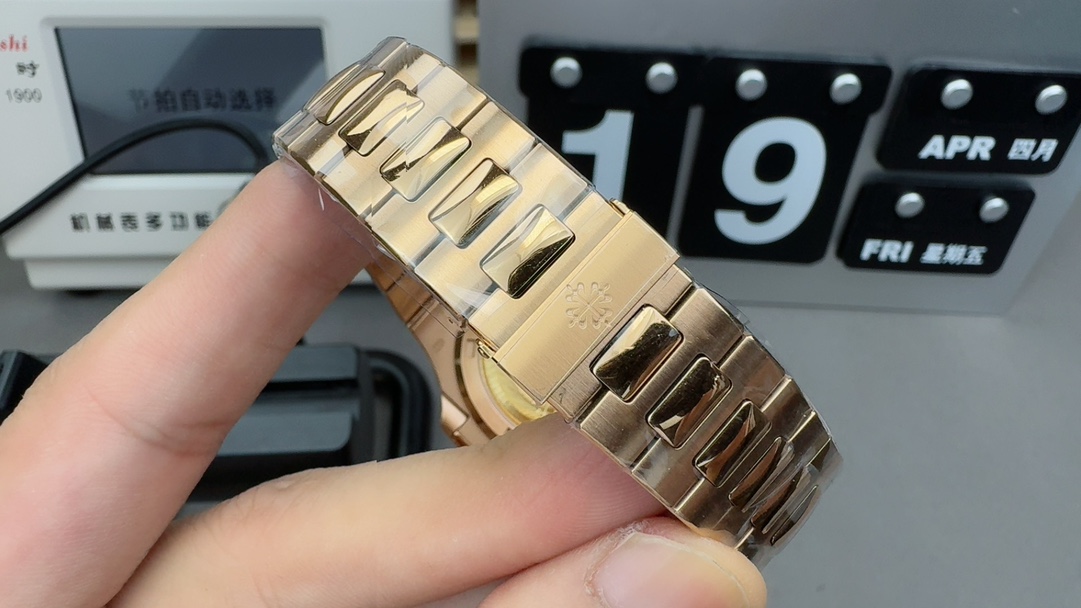 Patek Philippe Nautilus 5711/1R Rose Gold Replica – 3K Factory Champagne Dial